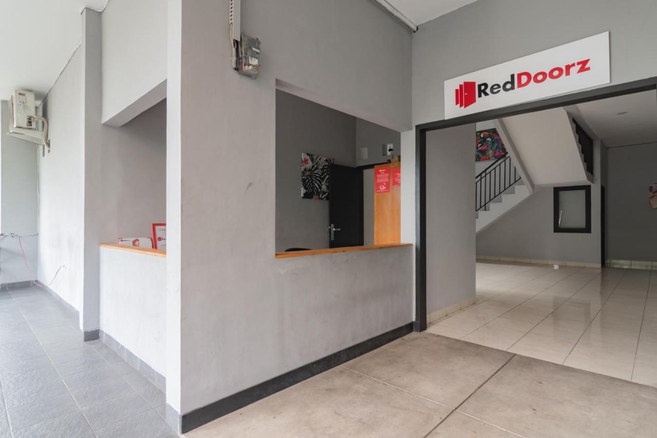 Отель Reddoorz Near Exit Toll Pasteur 4 Бандунг Экстерьер фото